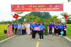 Hà Tiên rực rỡ 'Sắc cờ nơi biên cương' đón Tết Độc lập