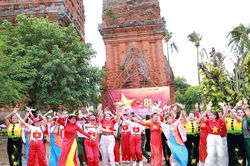 Quốc khánh 2.9: Di tích quốc gia Tháp Đôi sôi động, hút khách bằng chương trình nghệ thuật