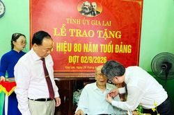 Trao Huy hiệu 80 năm tuổi Đảng cho hai đảng vi&ecirc;n l&atilde;o th&agrave;nh tại Gia Lai