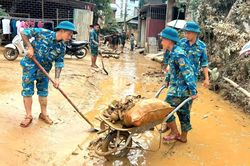 Bộ đội giúp dân dọn dẹp bùn đất, vệ sinh trường học