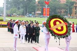 L&atilde;nh đạo th&agrave;nh phố Hải Ph&ograve;ng v&agrave;o Lăng viếng Chủ tịch Hồ Ch&iacute; Minh