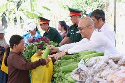 Kh&aacute;nh H&ograve;a: Ấm &aacute;p 'Phi&ecirc;n chợ 0 đồng' sẻ chia y&ecirc;u thương với b&agrave; con đồng b&agrave;o DTTS