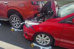 Hai vụ tai nạn làm hỏng 11 ô tô do không giữ khoảng cách trên cao tốc