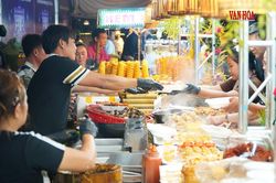 Thưởng thức món ngon tại Ngày hội Văn hóa Ẩm thực Huế