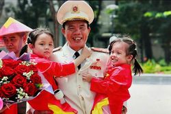 Hà Nội rực rỡ cờ hoa, người dân lưu giữ những khoảnh khắc Tết Độc lập