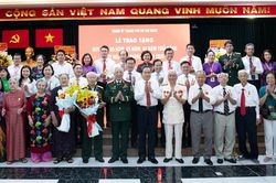 Chủ tịch Quốc hội Trần Thanh Mẫn trao Huy hiệu Đảng tặng các đồng chí lão thành cách mạng