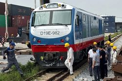 Đường sắt Việt Nam tiếp nhận lô đầu máy D19E thế hệ mới