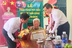 Trao Huy hiệu 80 năm tuổi Đảng cho đồng ch&iacute; Phạm Duy Khương