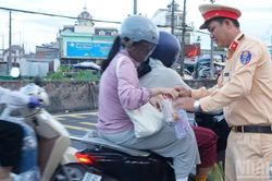 Những chai nước nghĩa t&igrave;nh của C&ocirc;ng an tỉnh Đồng Th&aacute;p