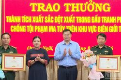 Chủ tịch Ủy ban nh&acirc;n d&acirc;n tỉnh Quảng Ng&atilde;i khen thưởng đột xuất cho lực lượng bắt vụ vận chuyển hơn 28,5kg ma t&uacute;y