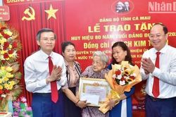 Đồng ch&iacute; Đo&agrave;n Minh Huấn trao Huy hiệu 80 năm tuổi Đảng tại C&agrave; Mau