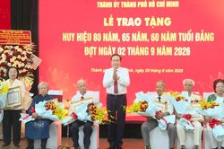 [Video] Lãnh đạo Đảng, Nhà nước trao tặng huy hiệu Đảng tại các địa phương