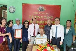 Trao Huy hiệu 80 năm tuổi Đảng tặng hai đảng viên lão thành tại Quy Nhơn
