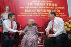 Trao Huy hiệu 80 năm tuổi Đảng tặng đảng viên lão thành tại Cà Mau, Cần Thơ