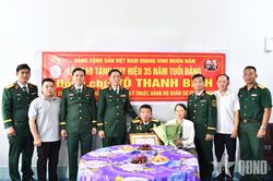 Đảng ủy Quân sự tỉnh An Giang: Tổ chức trao Huy hiệu 35 năm, 30 năm tuổi Đảng