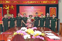 Giấc mơ của cô bé mồ côi Sùng Thị Khoa trên núi Hồ Chim