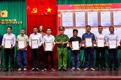 Lan tỏa ý thức tự giác giao nộp vũ khí, vật liệu nổ, công cụ hỗ trợ và pháo trong cộng đồng
