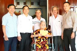Tặng sổ tiết kiệm cho 3 Mẹ Việt Nam Anh hùng