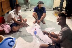 Nhóm 'con nghiện' lộ diện