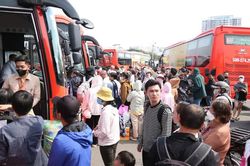 Tàu xe, du lịch vào cao điểm dịp nghỉ lễ