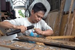 'Tái sinh' gỗ tàu, thuyền hư hỏng thành đồ nội thất