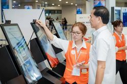 Hành khách tích cực làm thủ tục sinh trắc học tại sân bay Nội Bài