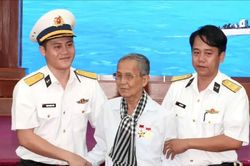 Cựu t&ugrave; Ch&iacute;nh trị TPHCM thăm c&aacute;n bộ, chiến sĩ Lữ đo&agrave;n 171