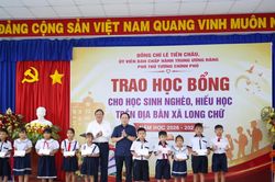 Phó Thủ tướng Lê Tiến Châu trao 130 học bổng tại Tây Ninh