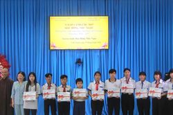 Trao tặng 300 phần quà và học bổng cho học sinh vượt khó ở An Giang