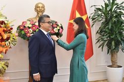 Đại sứ Palestine Saadi Mohamed Hasan Salama và 'tấm huân chương trên ngực áo'