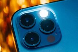 4 cách bật đèn pin trên iPhone nhanh chóng, không cần mở ứng dụng