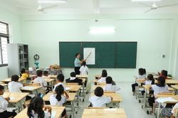 Tiếng đánh vần vang lên giữa những lớp học thơm mùi sơn mới ở vùng biên giới Quảng Ngãi