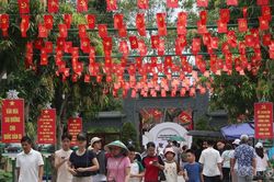 Dòng người muôn phương về thăm quê Bác dịp Tết Độc lập