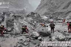 'Toàn bộ chỉ là đống đổ nát': Cứu hộ Trung Quốc đã tiếp cận được cửa khẩu bị lũ cuốn