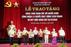 Hưng Yên trao Bằng vinh danh đối với người hoạt động cách mạng và Huy hiệu Đảng đợt 2/9
