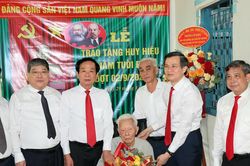 Trao Huy hiệu 80 năm tuổi Đảng tặng đảng viên lão thành ở Cần Thơ