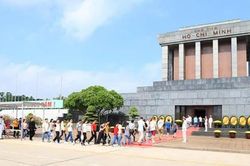 Quốc Khánh 2026: Tặng quà nhân dân, du khách viếng Lăng Bác, miễn phí 17 điểm tham quan