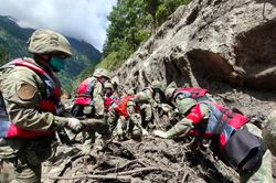 Đội cứu hộ Trung Quốc bàng hoàng khi tới vùng lũ quét trên Himalaya