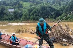 Dùng thuyền vượt lũ, đưa chuyển người và hàng hóa ra vào vùng cô lập