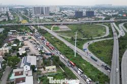 Ngày đầu nghỉ lễ, cửa ngõ phía Đông TP. HCM ùn ứ, xe nối dài lên cao tốc