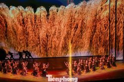 Mãn nhãn 75 phút 'xuyên không' cùng 'Đất nước thiên hùng ca'