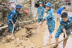 Chiến sĩ ra đa lội bùn giúp dân sau bão