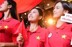 Hoa hậu Tr&uacute;c Linh v&agrave; 53 th&iacute; sinh Hoa hậu Việt Nam x&uacute;c động với 'Đất nước thi&ecirc;n h&ugrave;ng ca'