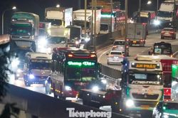 Mọi cửa ngõ đều tắc, tài xế ám ảnh đi 4 tiếng không ra khỏi Hà Nội