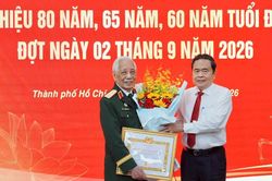 Chủ tịch Quốc hội trao tặng Huy hiệu Đảng cho đảng viên lão thành tại TPHCM