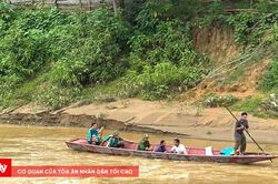 Dùng thuyền đưa người, nhu yếu phẩm qua sông sau khi cầu bị lũ cuốn