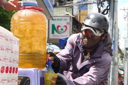 Tiệm vàng chi tiền triệu mỗi ngày làm thùng trà đá miễn phí phục vụ người dân