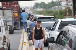 Cửa ngõ phía Đông TPHCM ùn tắc 10km, tài xế sốt ruột xuống xe đứng chờ
