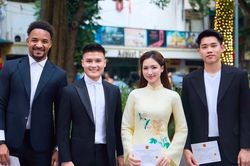 Ca sĩ Hòa Minzy gây sốt khi đăng ảnh chụp với Quang Hải, Đình Bắc và Xuân Son