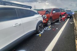 Hai vụ tai nạn liên hoàn trên cao tốc, 11 ôtô hư hỏng